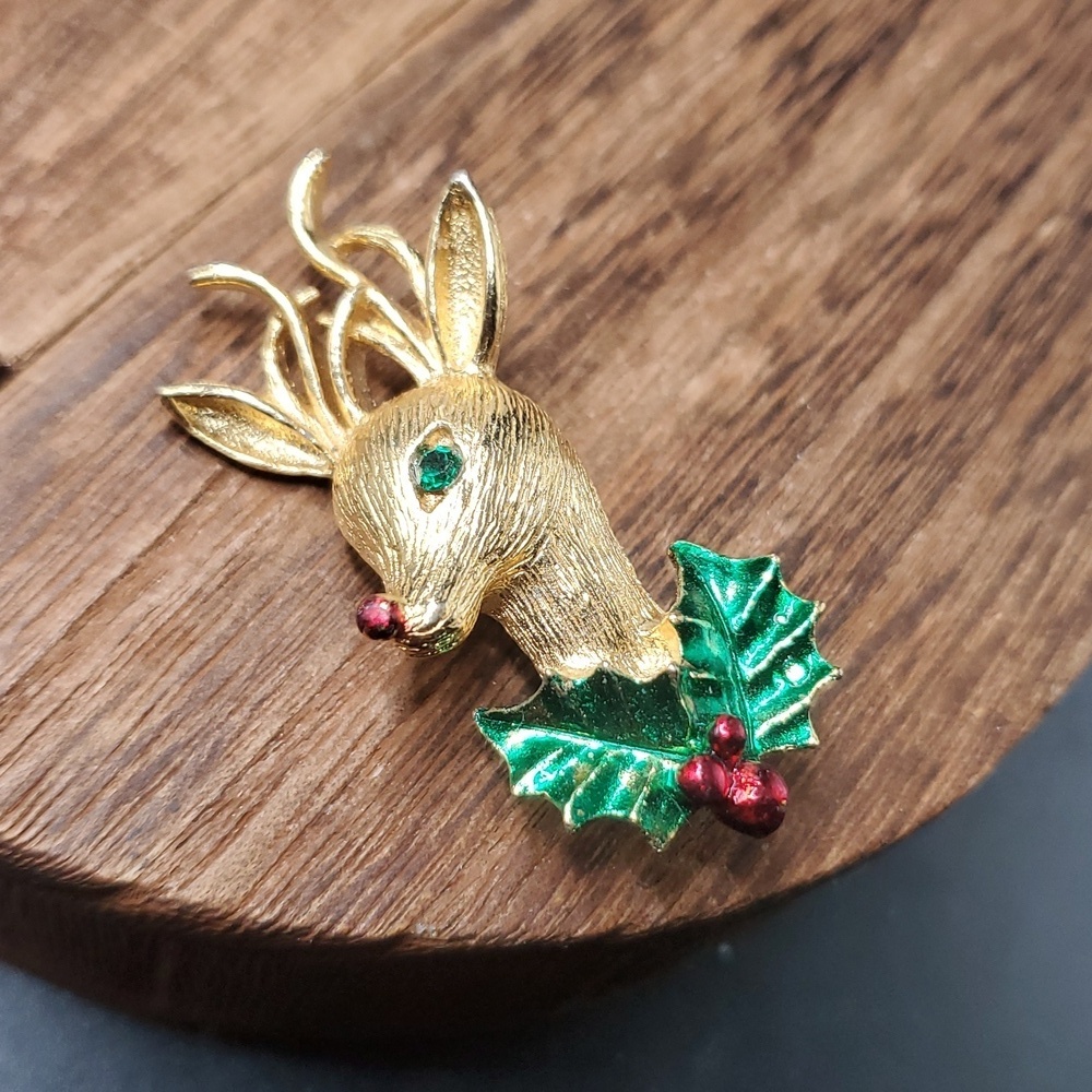 Vintage Gold TONE Reindeer Brooch with Green Holly B828